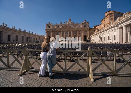 Rome, Italie. 13 mars 2023. La place Saint Pierre Vatican au soleil de printemps comme aujourd'hui marque dix ans depuis que le pape François Ier est né Jorge Mario Bergoglio qui a été élu par un collège de cardinaux après avoir succédé à Joseph Ratzinger Pape Benoît 16 le 10 mars 2013 qui a abdiqué le crédit: amer ghazzal/Alay Live News Banque D'Images