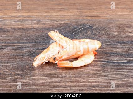 Crevettes fraîches entières cuites sur fond de bois avec espace de copie. Concept d'alimentation saine Banque D'Images