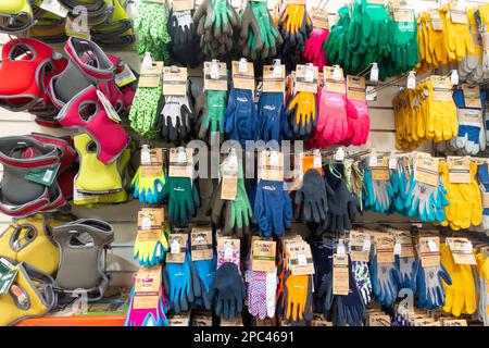 Gants de jardinage exposés dans un centre de jardinage, ashford, kent, royaume-uni Banque D'Images