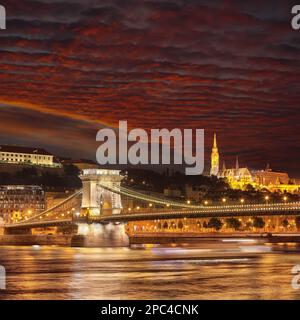 Scène nocturne incroyable avec circulation sur le pont de la chaîne Széchenyi au-dessus du Danube. Emplacement : Budapest, Hongrie, Europe. Banque D'Images