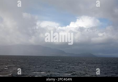 Le nuage passant au-dessus de Goat tomba comme vu du ferry des îles Caledonian qui voyageaient entre Brodick et Ardrossan l'île d'Arran en Écosse Banque D'Images