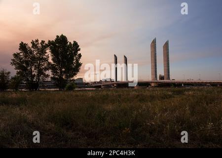 Bordeaux, France, 18 juillet 2022 : Pont Jacques Chaban-Delmas au coucher du soleil. Le pont de Bordeaux sur la Garonne, plus haut et plus long ascenseur vertical Banque D'Images