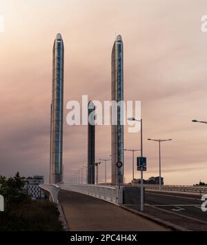 Bordeaux, France, 18 juillet 2022 : Pont Jacques Chaban-Delmas au coucher du soleil. Le pont de Bordeaux sur la Garonne, plus haut et plus long ascenseur vertical Banque D'Images