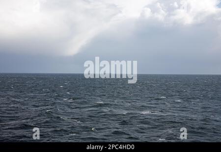 Nuages de tempête traversant le Firth of Clyde, vus depuis le ferry des îles Caledonian qui relie Brodick sur l'île d'Arran et Ardrossan Banque D'Images