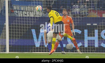 Firo : 03/11/2023, football, football, 1st League, 1st Bundesliga, Saison 2022/2023, Derby, Revierderby, FC Schalke 04 - BVB, Borussia Dortmund 2: 2 Sébastien HALLER, BVB contre YOSHIDA Banque D'Images