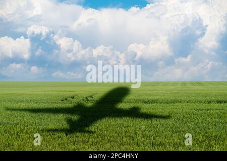 Ombre de l'avion sur le champ agricole. Concept de décarbonisation et de biocarburant Banque D'Images