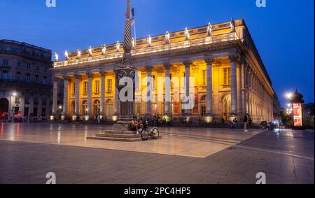 Bordeaux, France, 18 juillet 2022 : vue en soirée du Grand Théâtre de la place de Comédie dans la ville de Bordeaux Banque D'Images