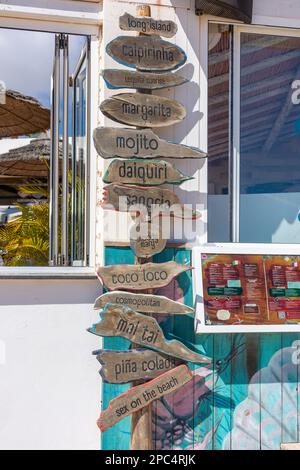 Liste de cocktails à l'extérieur du bar de la plage, Playa de la Goleta, Corralejo, Fuerteventura, îles Canaries, Royaume d'Espagne Banque D'Images