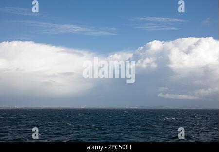 Nuages de tempête traversant le Firth of Clyde, vus depuis le ferry des îles Caledonian qui relie Brodick sur l'île d'Arran et Ardrossan Banque D'Images