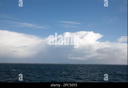 Nuages de tempête traversant le Firth of Clyde, vus depuis le ferry des îles Caledonian qui relie Brodick sur l'île d'Arran et Ardrossan Banque D'Images