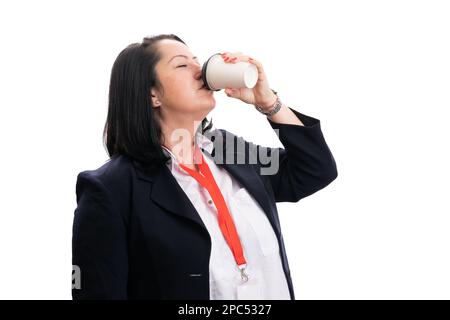 Morning concept femme d'affaires en tenue de cérémonie avec ID vide badge étiquette boire un café à emporter dans une tasse de papier isolée sur fond blanc studio Banque D'Images