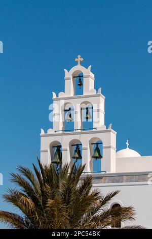 Clocher de l'église de Panagia Platsani à Oia, Santorin Banque D'Images