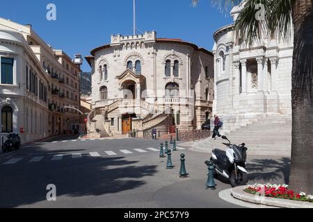 Monaco-ville, Monaco - 28 mars 2019 : Palais de justice entre la cathédrale et l'ancien bâtiment du Conseil national. Banque D'Images