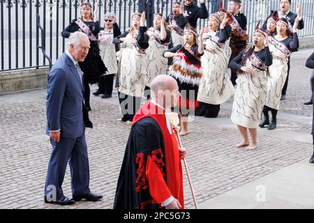 Le roi Charles III arrive pour le Commonwealth Day Service annuel à l'abbaye de Westminster à Londres. Date de la photo: Lundi 13 mars 2023. Banque D'Images