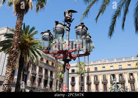 Détail d'une lampe de rue urbaine à Placa Reial, place Royale dans le Barri Gòtic de Barcelone, Espagne. Banque D'Images