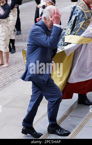 Le roi Charles III arrive pour le Commonwealth Day Service annuel à l'abbaye de Westminster à Londres. Date de la photo: Lundi 13 mars 2023. Banque D'Images