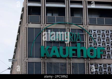 Stuttgart, Allemagne. 13th mars 2023. Selon un avis, le magasin Galeria Kaufhof de l'Eberhardstrasse à Stuttgart sera fermé le 13.03.2023 pour une réunion de travail. Au cours de la journée, des plans détaillés seront annoncés pour la fermeture des grands magasins Galeria. Crédit : Julian Rettig/dpa/Alay Live News Banque D'Images