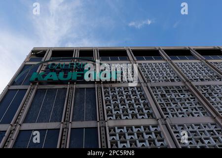 Stuttgart, Allemagne. 13th mars 2023. Selon un avis, le magasin Galeria Kaufhof de l'Eberhardstrasse à Stuttgart sera fermé le 13.03.2023 pour une réunion de travail. Au cours de la journée, des plans détaillés seront annoncés pour la fermeture des grands magasins Galeria. Crédit : Julian Rettig/dpa/Alay Live News Banque D'Images