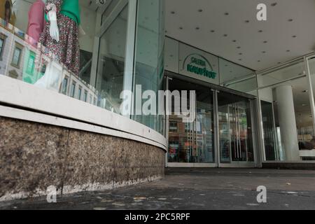 Stuttgart, Allemagne. 13th mars 2023. Selon un avis, le magasin Galeria Kaufhof de l'Eberhardstrasse à Stuttgart sera fermé le 13.03.2023 pour une réunion de travail. Au cours de la journée, des plans détaillés seront annoncés pour la fermeture des grands magasins Galeria. Crédit : Julian Rettig/dpa/Alay Live News Banque D'Images