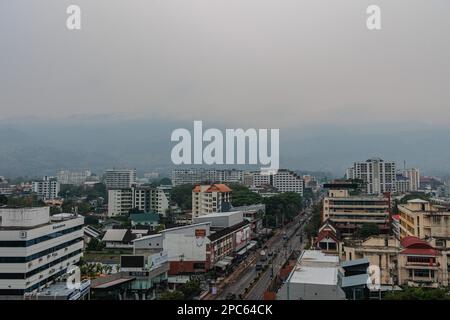 Chiang Mai, Thaïlande. 13th mars 2023. Le paysage de la ville de Chiang Mai est vu dépassé par la pollution de l'air. Chiang Mai est devenue la ville polluée la plus élevée au monde avec une concentration de PM2,5 de plus de 100,3 µg/m³ que plus de 20 fois la valeur annuelle de la recommandation DE l'OMS sur la qualité de l'air. La ville était couverte par la brume de pollution de l'air qui pourrait avoir des effets sur la santé. Crédit : SOPA Images Limited/Alamy Live News Banque D'Images