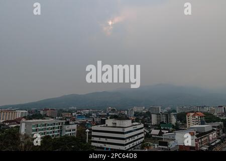 Chiang Mai, Thaïlande. 13th mars 2023. Le paysage de la ville de Chiang Mai est vu dépassé par la pollution de l'air. Chiang Mai est devenue la ville polluée la plus élevée au monde avec une concentration de PM2,5 de plus de 100,3 µg/m³ que plus de 20 fois la valeur annuelle de la recommandation DE l'OMS sur la qualité de l'air. La ville était couverte par la brume de pollution de l'air qui pourrait avoir des effets sur la santé. Crédit : SOPA Images Limited/Alamy Live News Banque D'Images