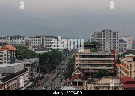 Chiang Mai, Thaïlande. 13th mars 2023. Le paysage de la ville de Chiang Mai est vu dépassé par la pollution de l'air. Chiang Mai est devenue la ville polluée la plus élevée au monde avec une concentration de PM2,5 de plus de 100,3 µg/m³ que plus de 20 fois la valeur annuelle de la recommandation DE l'OMS sur la qualité de l'air. La ville était couverte par la brume de pollution de l'air qui pourrait avoir des effets sur la santé. Crédit : SOPA Images Limited/Alamy Live News Banque D'Images