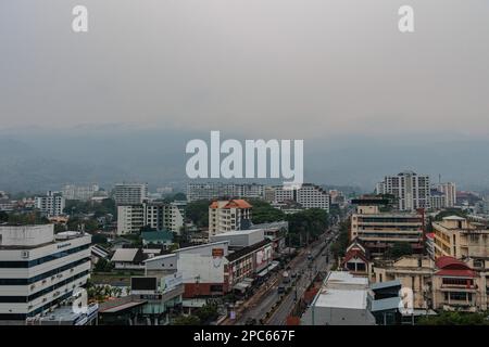 Chiang Mai, Thaïlande. 13th mars 2023. Le paysage de la ville de Chiang Mai est vu dépassé par la pollution de l'air. Chiang Mai est devenue la ville polluée la plus élevée au monde avec une concentration de PM2,5 de plus de 100,3 µg/m³ que plus de 20 fois la valeur annuelle de la recommandation DE l'OMS sur la qualité de l'air. La ville était couverte par la brume de pollution de l'air qui pourrait avoir des effets sur la santé. (Photo de Varuth Pongsaponwatt/SOPA Images/Sipa USA) crédit: SIPA USA/Alay Live News Banque D'Images