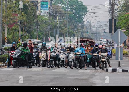 Chiang Mai, Thaïlande. 13th mars 2023. Le trafic vu dans la ville de Chiang Mai. Chiang Mai est devenue la ville polluée la plus élevée au monde avec une concentration de PM2,5 de plus de 100,3 µg/m³ que plus de 20 fois la valeur annuelle de la recommandation DE l'OMS sur la qualité de l'air. La ville était couverte par la brume de pollution de l'air qui pourrait avoir des effets sur la santé. (Photo de Varuth Pongsaponwatt/SOPA Images/Sipa USA) crédit: SIPA USA/Alay Live News Banque D'Images