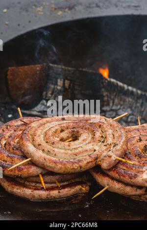 Saucisses en spirale préparées avec de la viande hachée grillée ou rôtie au barbecue sur le feu ouvert, à la verticale Banque D'Images