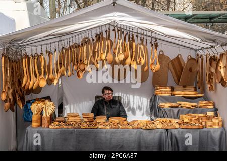 Vente d'outils et d'objets en bois à la main à Kaziuko Muge ou à Saint Casimir's Fair, une foire d'art et d'artisanat folklorique annuelle du printemps à Vilnius, en Lituanie Banque D'Images