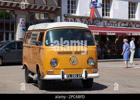 Plougasnou, France - 17 juillet 2021: Volkswagen Kombi des années soixante en roaming dans les rues. Banque D'Images