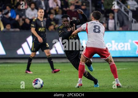 Le défenseur du FC de Los Angeles Jesús Murillo (3) est fouillé par le milieu de terrain de la Révolution de Nouvelle-Angleterre Matt Polster (8) lors d'un match MLS, Sunday 12 mars 2023, a Banque D'Images