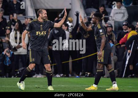 Le défenseur du FC de Los Angeles, Giorgio Chiellini (14) et le milieu de terrain, José Cifuentes (20), célèbrent lors d'un match des Services multilingues, dimanche 12 mars 2023, au BMO Sta Banque D'Images