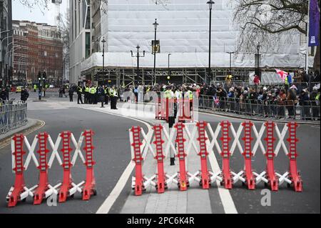 Londres, Royaume-Uni. 13th mars 2023. 13th mars 2023, Westminster Abbey, Londres, Royaume-Uni. Anti-monarque contre Charles III - Roi du Royaume-Uni, protester contre l'imposition de la famille royale raciste milliardaire, nous coûtant des millions pendant que les enfants souffrent de la faim? Abolir un système non élu et non démocratique et élire un chef d'État. Pendant Charles III - le roi du Royaume-Uni admet le service de jour du Commonwealth - pas mon roi. Crédit : voir Li/Picture Capital/Alamy Live News Banque D'Images