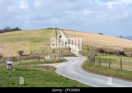 Vue de Combe gibbet au sommet de Gallaws dans le Berkshire, Angleterre, Royaume-Uni, un monument historique et attraction touristique, avec des personnes marchant sur la bonne voie Banque D'Images