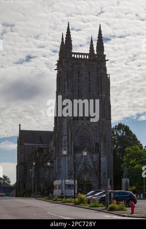 Carhaix-Plouguer, France - 13 août 2021 : l'église paroissiale de Saint-Trémeur, dédiée à Saint-Trémeur, de style néogothique, a été reconstruite entre 188 Banque D'Images