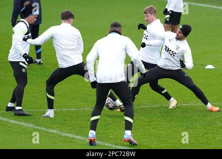 Kalvin Phillips de Manchester City (à gauche), John Stones, Manuel Akanji, Kevin de Bruyne et Kyle Walker (à droite) lors d'une séance d'entraînement à la City football Academy de Manchester. Date de la photo: Lundi 13 mars 2023. Banque D'Images