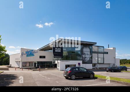 Carhaix-Plouguer, France - 13 août 2021 : l'espace Glenmor est un centre culturel (également un centre de congrès), situé dans un magnifique envir paysagé Banque D'Images