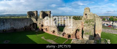 Château de Rhuddlan, Denbighshire, pays de Galles du Nord. Banque D'Images