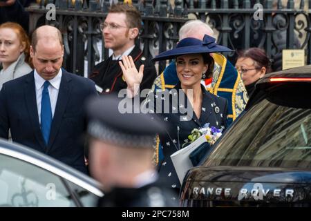 Londres, Royaume-Uni. 13 mars 2023. La princesse de Galles se défait alors qu'elle quitte le Commonwealth Service à l'abbaye de Westminster avec le prince de Galles. Ce service a lieu depuis 1972 et célèbre les peuples et les cultures des 54 nations du Commonwealth. C'est le premier service auquel assiste le roi Charles, après le décès de la reine Elizabeth II Credit: Stephen Chung / Alamy Live News Banque D'Images