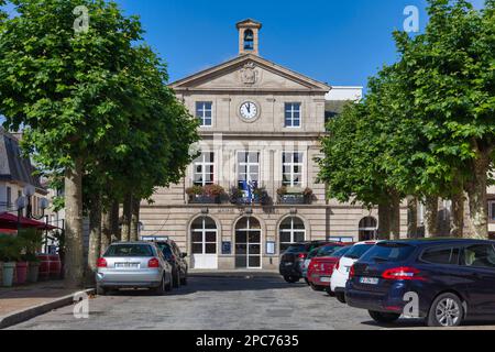 Carhaix-Plouguer, France - 13 août 2021: Hôtel de ville situé dans le centre ville a été construit en 1890. Banque D'Images