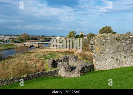 Vue sur la rivière Clwyd depuis le château de Rhuddlan, Denbighshire, au nord du pays de Galles. Banque D'Images