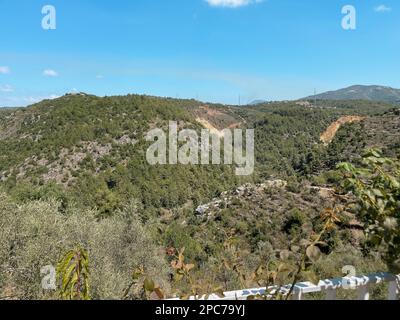 Vue sur la montagne et la nature - vue aérienne de la ville de Jezzine au Liban, à une altitude de 1000m, entourée de sommets de montagne et de forêts de pins - Sud Banque D'Images