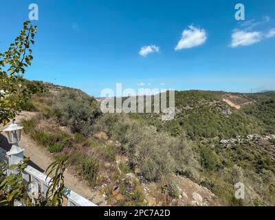 Vue sur la montagne et la nature - vue aérienne de la ville de Jezzine au Liban, à une altitude de 1000m, entourée de sommets de montagne et de forêts de pins - Sud Banque D'Images