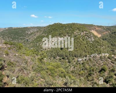 Vue sur la montagne et la nature - vue aérienne de la ville de Jezzine au Liban, à une altitude de 1000m, entourée de sommets de montagne et de forêts de pins - Sud Banque D'Images