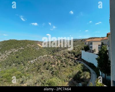 Vue sur la montagne et la nature - vue aérienne de la ville de Jezzine au Liban, à une altitude de 1000m, entourée de sommets de montagne et de forêts de pins - Sud Banque D'Images