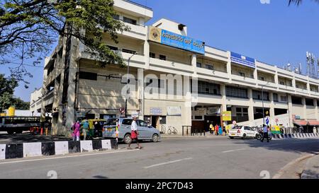 "Bangalore,Karnataka,Inde-01 janvier 2023: Bâtiment de bussstand de Shivajinagar à plusieurs étages avec le commissaire de la GST centrale, Assistant traffic offi Banque D'Images