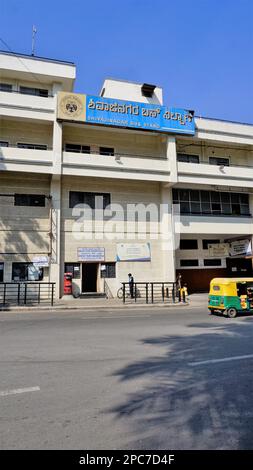 "Bangalore,Karnataka,Inde-01 janvier 2023: Bâtiment de bussstand de Shivajinagar à plusieurs étages avec le commissaire de la GST centrale, Assistant traffic offi Banque D'Images