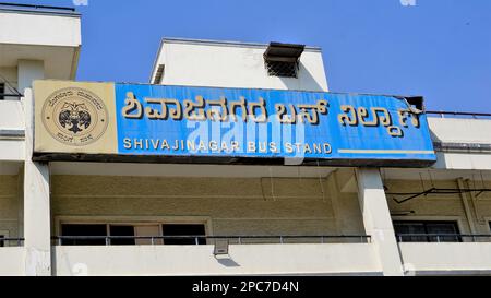 "Bangalore,Karnataka,Inde-01 janvier 2023: Bâtiment de bussstand de Shivajinagar à plusieurs étages avec le commissaire de la GST centrale, Assistant traffic offi Banque D'Images