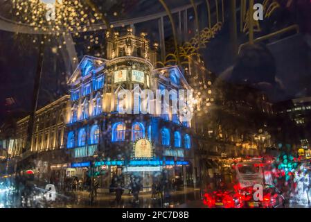 Trafic intense à Aldwych pendant une nuit de pluie, Londres, Angleterre, Royaume-Uni Banque D'Images